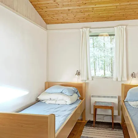 6 Person In Aakirkeby-by Traum *