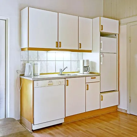 6 Person In Aakirkeby-by Traum *